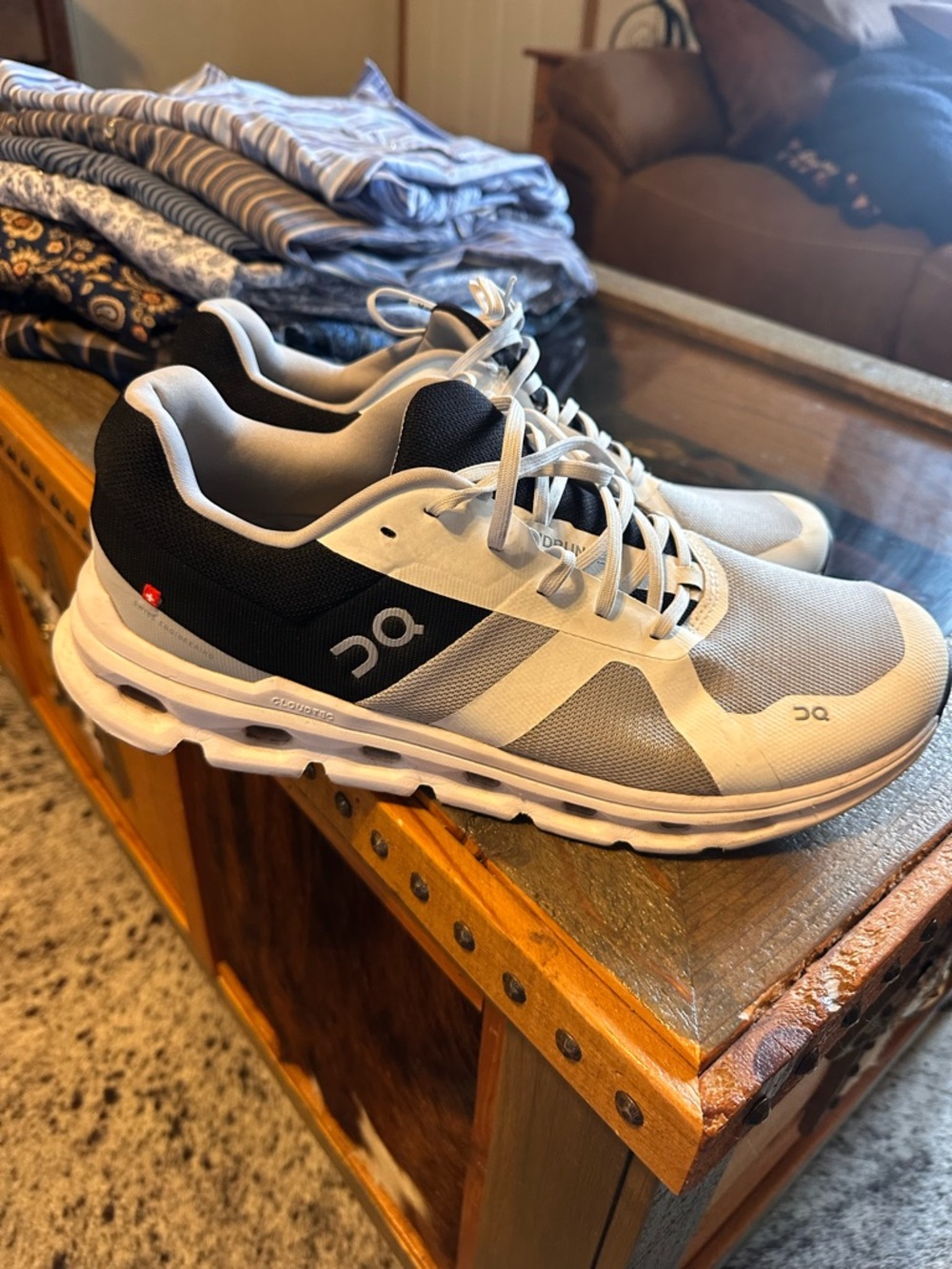 Mens OnCloud Glacier size 13, like new!